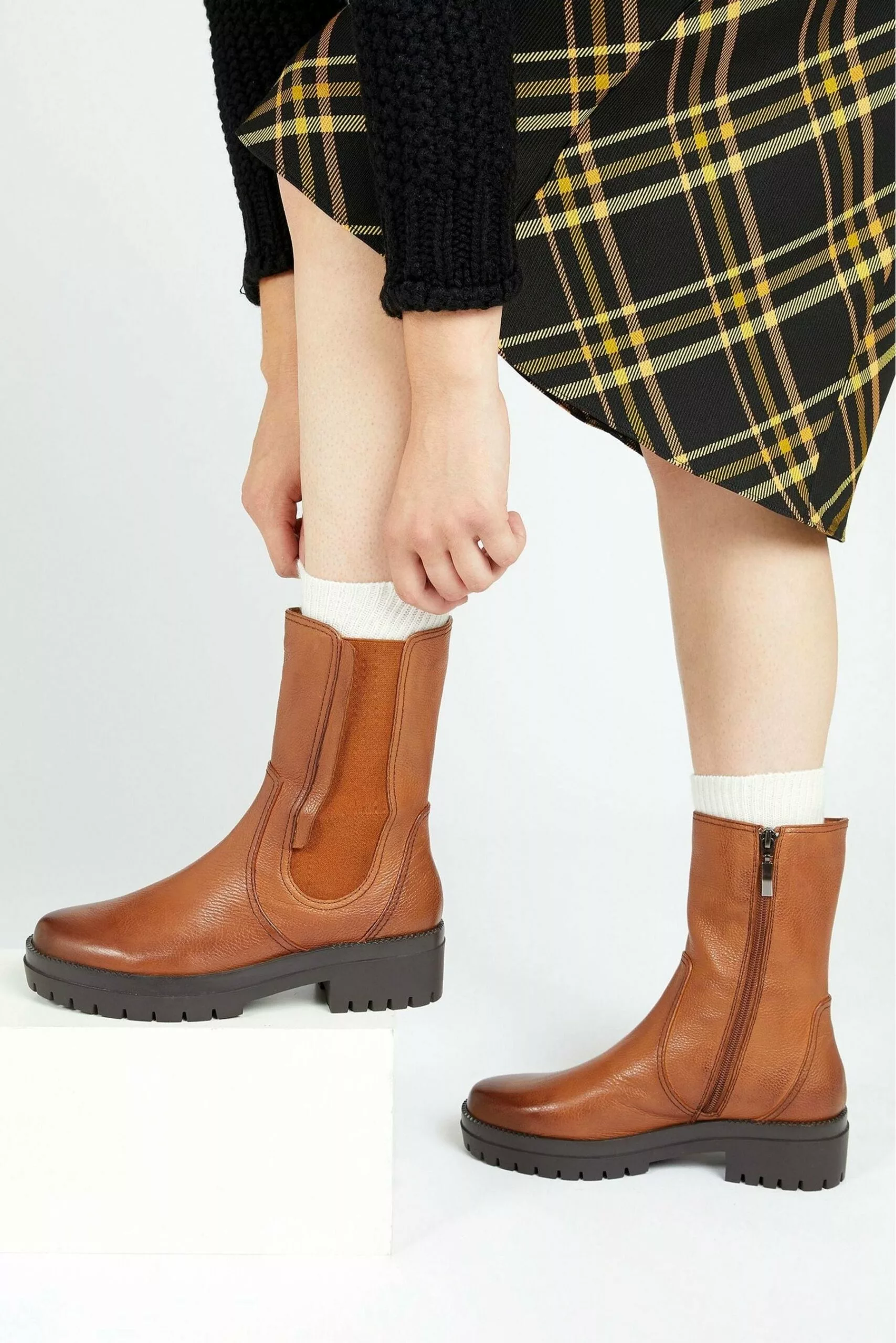 Jones Bootmaker Santina Hohe Chelsea-Lederstiefel, Braun 1 Jones Bootmaker Santina Hohe Chelsea-Lederstiefel, Braun